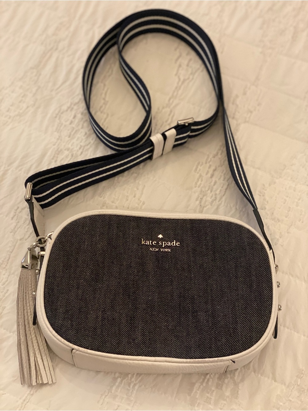 New kate spade
Kourtney Crossbody
Camera Bag Navy
Denim & White Leather